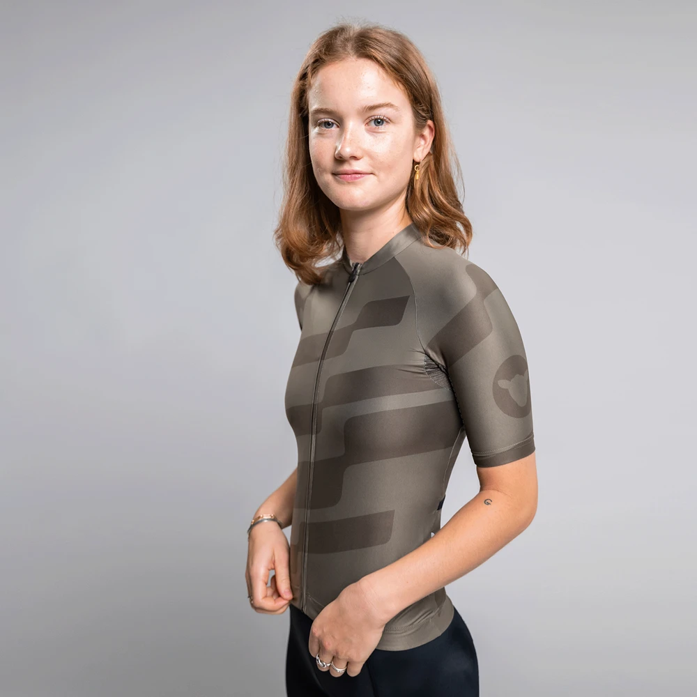 Women's Essentials TOUR Jersey 2.0 - Sand 1 Women's Essentials TOUR Jersey 2.0 - Sand
