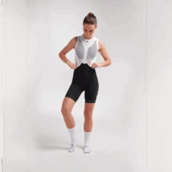 Black On Black Essentials TEAM Regular Women's Short Bib 2.0 -Vêtements De Sport C Front 20.09.02 TEAM F BLACK BIB SHORT 0005