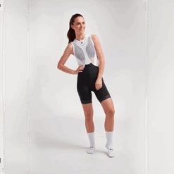 Black On Black Essentials TEAM Regular Women's Short Bib 2.0 -Vêtements De Sport H Front 20.09.02 TEAM F BLACK BIB SHORT 0003