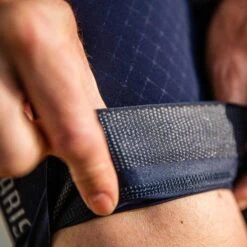 Navy Sprinteur Men's Bib 14 Navy Sprinteur Men's Bib -Vêtements De Sport PelotonDeParis Sprinteur Navy Men CyclingBib Detail3 VeloVeloSingapore