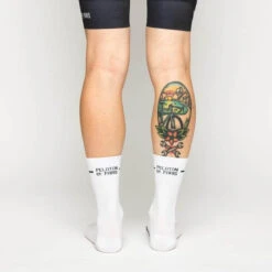 White Classic PLTN Socks 7 White Classic PLTN Socks -Vêtements De Sport PelotonDeParis White Classic PLTN CyclingSocks Back VeloVeloSigapore