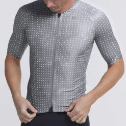 Light Grey Grid Dot Ultralight Men's Jersey 5 Light Grey Grid Dot Ultralight Men's Jersey -Vêtements De Sport mens grid dot jersey light grey front detail 1200x e8727a3f 6e72 4f18 b5bf 84c979b89cd1