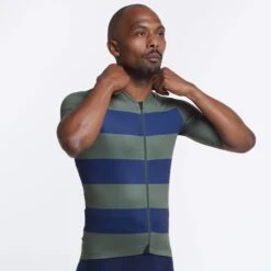 Dark Olive Rugby Ultralight Men's Jersey -Vêtements De Sport mens rugby ultralight jersey olive front 2 2000x dd3a786f 51ad 4221 a3b1 3ba6f49be6ec