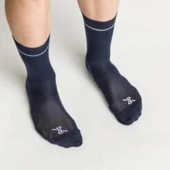 Navy Classic PLTN Socks 7 Navy Classic PLTN Socks -Vêtements De Sport zCCY1gVR2Wa1M9Yb1Yob PelotonDeParis Navy Classic PLTN CyclingSocks Side Front VeloVeloSigapore
